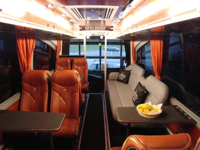 Front-Lounge eines Race-Attack VIP Nightliners mit Ledersitzen