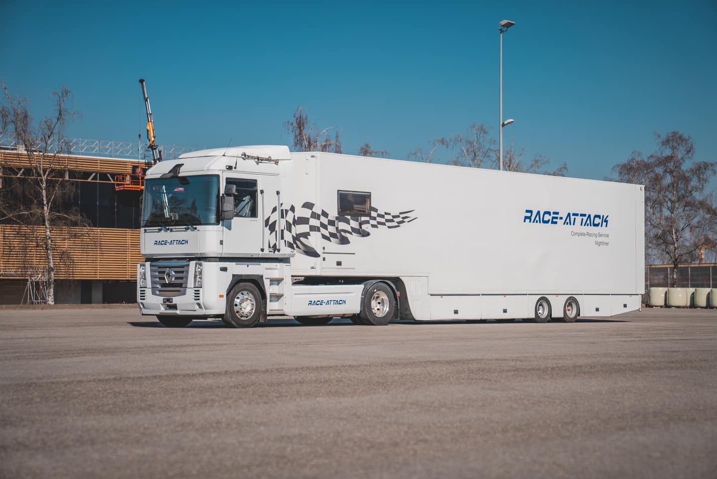 Race Attack Truck - Aussenansicht mit Zugmaschine
